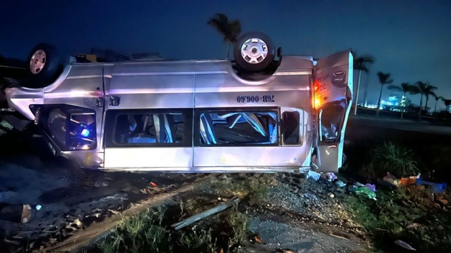 8 killed, 13 injured in Vietnam van crash